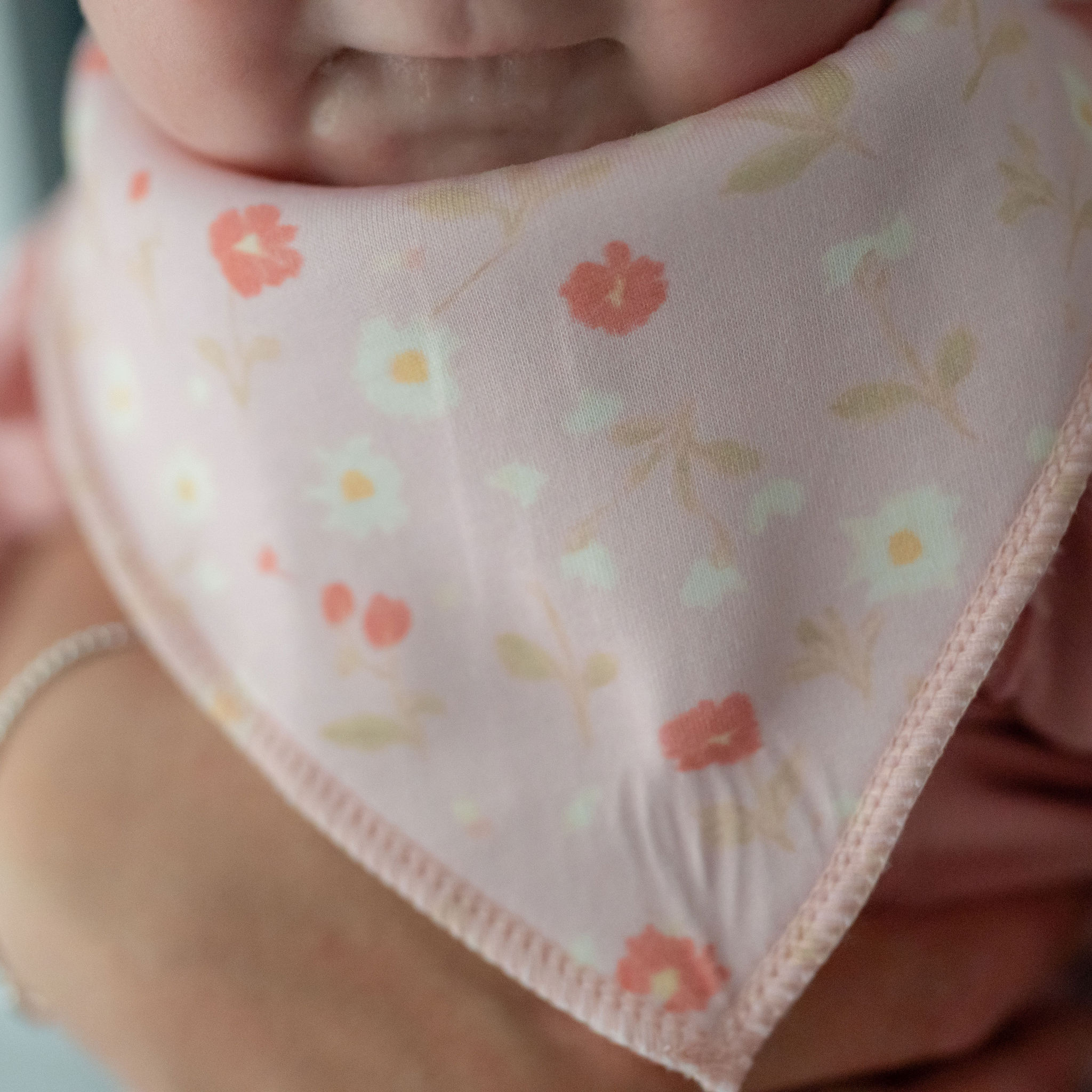 Dream flowers dribble bib - Image 4